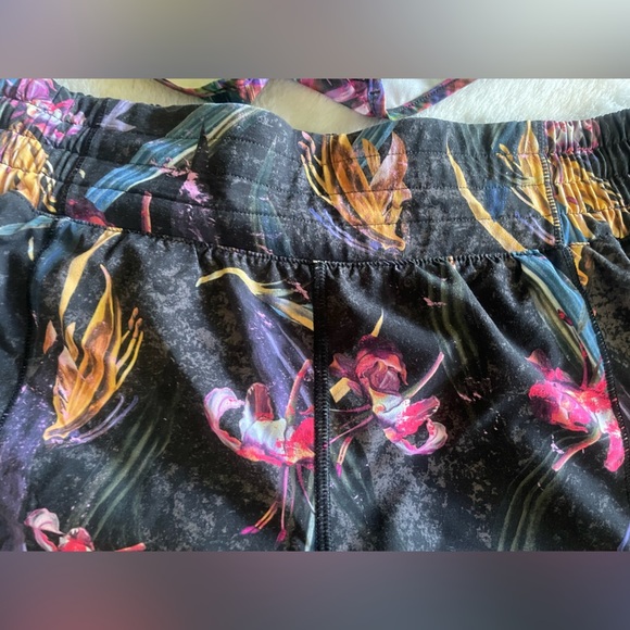 Two pairs of Lululemon hottie hot shorts lot of (2) size 10 - Picture 3 of 8